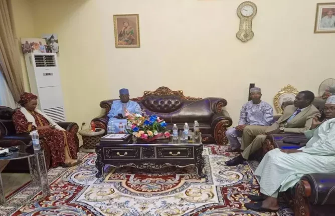 Tabaski 2025 : Le Ministre de la Décentralisation et du Développement local partage le mouton avec le Maire de la Ville de Garoua